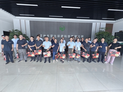 月满中秋，情系团队：亲赠月饼，共筑奋进氛围